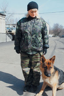 Женщин в отряде немного. Но они так же блестяще справляются со всем, не хуже коллег-мужчин