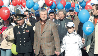 Сергей Миронов во главе колонны РПЖ на первомайской демонстрации (2005 год)